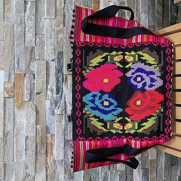 🎁 Clever Carriage Company Eclectic Shopper Satchel - Picture 2 of 9